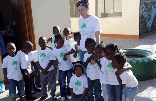 Leah_Dannoff_with_Kids_in_Namibia